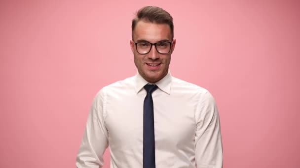 Elegante Joven Hombre Negocios Camisa Blanca Con Gafas Sonriendo Sobre — Vídeos de Stock