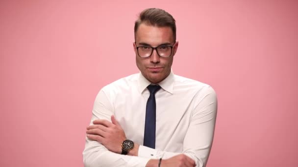 Sexy Hombre Elegante Camisa Blanca Con Gafas Cruzando Brazos Posando — Vídeo de stock