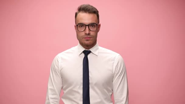 Elegante Joven Hombre Negocios Camisa Blanca Con Gafas Cejas Aumento — Vídeos de Stock