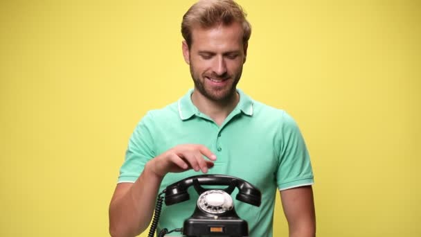 Feliz Hombre Casual Recogiendo Viejo Teléfono Riendo Señalando Dedo Sobre — Vídeo de stock