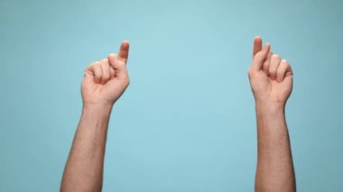 Mavi arka planda iki el kameraya bakıyor ve 