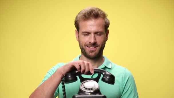 Sorrindo Jovem Pegando Telefone Velho Recebendo Más Notícias Fazendo Rostos — Vídeo de Stock