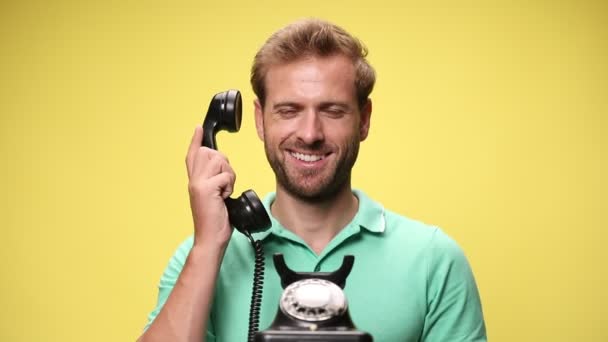 Spaventato Giovane Uomo Casuale Rispondere Vecchio Telefono Sentire Cattive Notizie — Video Stock