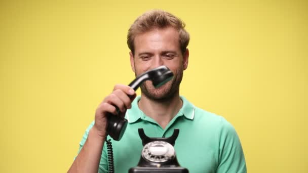 Hombre Casual Enojado Cogiendo Viejo Teléfono Teniendo Una Disputa Gritando — Vídeo de stock