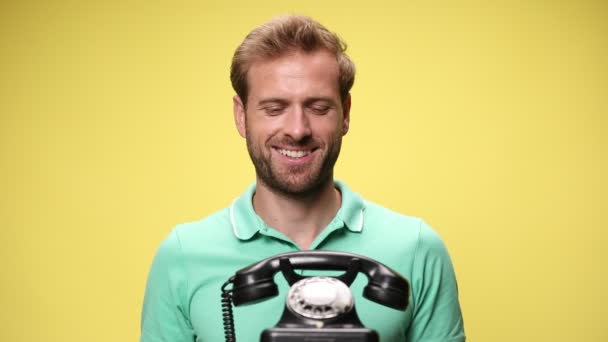 Heureux Jeune Homme Occasionnel Décrocher Téléphone Rire Tenir Main Vers — Video