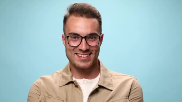 Giovane Bello Uomo Casuale Sorridente Alla Macchina Fotografica Poi Ridendo — Video Stock