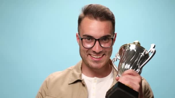 Sexy Lässiger Mann Der Seine Trophäe Hält Sie Dann Die — Stockvideo