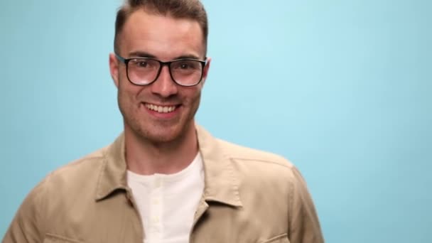 Sexy Casual Homem Sorrindo Para Câmera Consertando Seu Casaco Cruzando — Vídeo de Stock