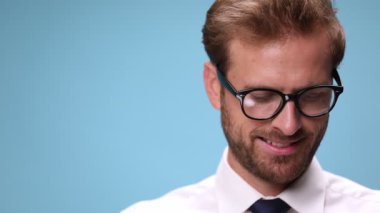 Gülümseyen bir iş adamının telefonunu kapat, konuş, gül, kapat ve mavi arka plandaki kamerayı göster.