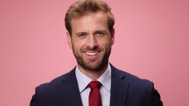 Feliz Joven Hombre Negocios Traje Azul Marino Sonriendo Mostrando Alcancía — Vídeos de Stock