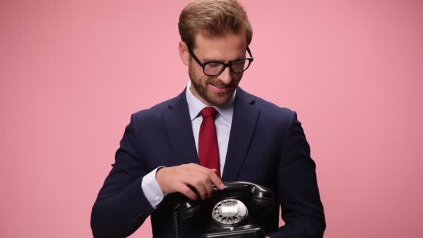 Hombre Guapo Traje Azul Marino Con Gafas Que Responden Viejo — Vídeo de stock