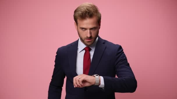 Хвилюючись Елегантний Молодий Бізнесмен Перевіряє Час Запізнюючись Тримаючи Шию Руки — стокове відео
