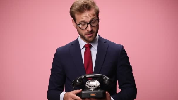 Młody Elegancki Biznesmen Okularach Odbierający Stary Telefon Mówiący Śmiejący Się — Wideo stockowe