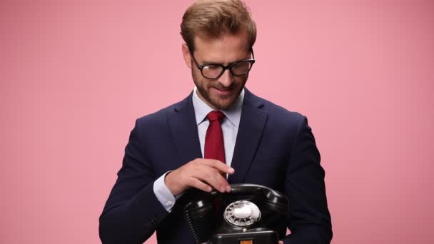 Młody Elegancki Mężczyzna Moda Granatowym Garniturze Okularach Odpowiadających Stary Telefon — Wideo stockowe