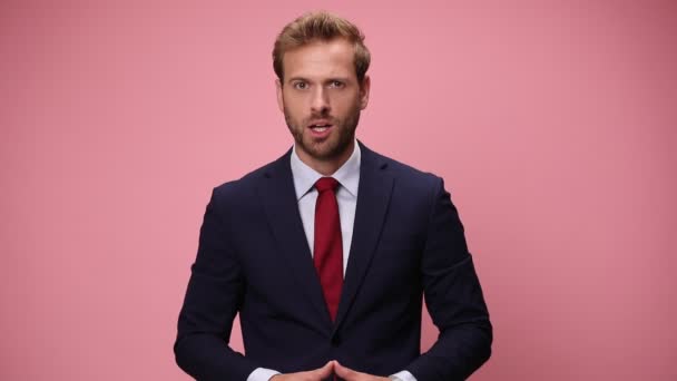 Förvirrad Ung Man Marinblå Kostym Höra Goda Nyheter Skrattar Hålla — Stockvideo