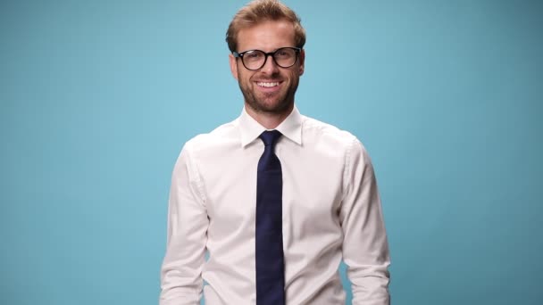 Jovem Empresário Sorrindo Para Câmera Cruzando Braços Fundo Azul — Vídeo de Stock