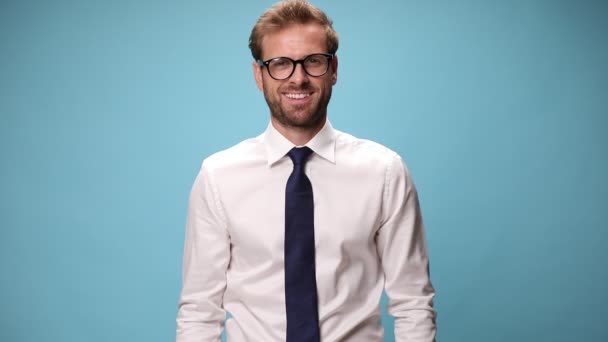Όμορφος Επιχειρηματίας Σταυρώνει Χέρια Του Χαμογελάει Πλατιά Και Φοράει Γυαλιά — Αρχείο Βίντεο
