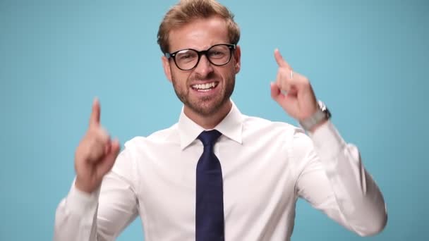 Atrakcyjny Podekscytowany Biznesmen Wskazując Machając Rękami Niebieskim Tle — Wideo stockowe