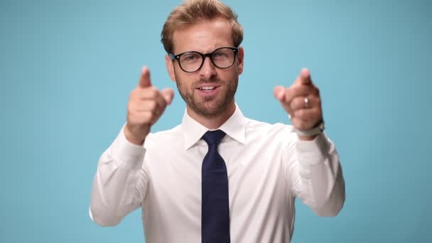 Empresário Gesticulando Você Dançando Divertindo Fundo Azul — Vídeo de Stock