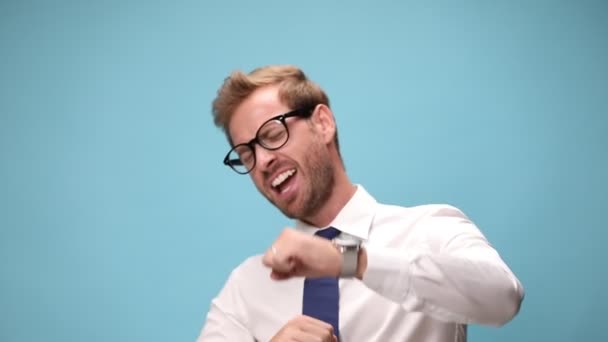 Despreocupado Hombre Negocios Bailando Cantando Lado Lado Riendo Divirtiéndose Sobre — Vídeo de stock