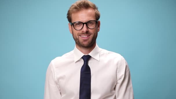 Sexy Geschäftsmann Ist Aufgeregt Und Schwenkt Seine Trophäe Auf Blauem — Stockvideo