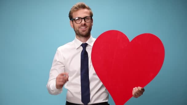 Flot Mode Model Kærlighed Holder Stort Rødt Hjerte Peger Kameraet – Stock-video