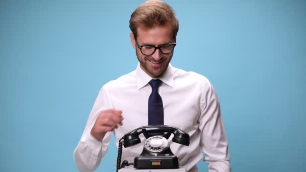 Schöner Lächelnder Geschäftsmann Der Retro Telefon Spricht Lacht Und Spaß — Stockvideo