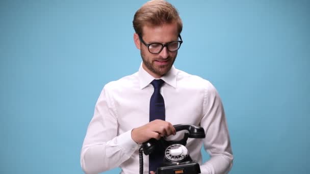 Atraente Empresário Segurando Telefone Vintage Pegar Falar Ser Feliz Surpreso — Vídeo de Stock