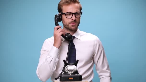 Gutaussehender Geschäftsmann Greift Zum Telefon Lächelt Und Wird Dann Langsam — Stockvideo