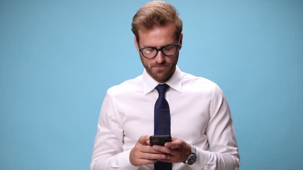 Красивий Бізнесмен Читає Щось Своєму Телефоні Змусило Його Посміхатися Вказує — стокове відео