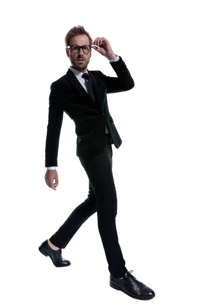 Cool Rynka Pannan Man Svart Kostym Hålla Händerna Mode Pose — Stockfoto