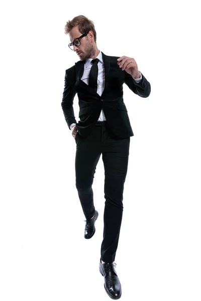 Stilvoller Eleganter Mann Schwarzen Anzug Der Seitlich Nach Unten Schaut — Stockfoto