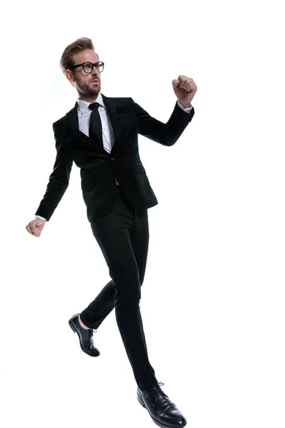 Homem Elegante Terno Preto Segurando Punhos Para Cima Marchando Forma — Fotografia de Stock