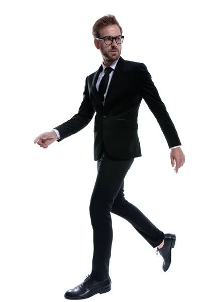Widok Boku Elegancki Mężczyzna Czarnym Garniturze Patrząc Bok Chodzenie Odizolowany — Zdjęcie stockowe