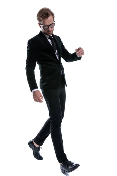 Hombre Elegante Dramático Traje Negro Mirando Hacia Abajo Caminando Aislado —  Fotos de Stock
