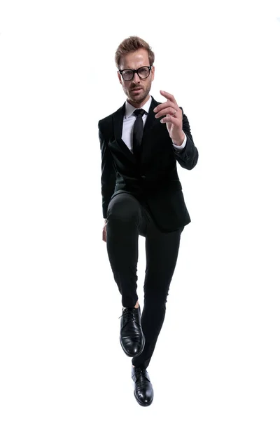 Dramatic Elegant Man Black Suit Holding Knee Gesturing Posing Walking — Stock Photo, Image