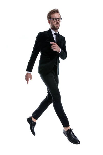 Δροσερό Κομψό Άνθρωπος Μαύρο Κοστούμι Κρατώντας Χέρι Μια Στάση Μόδας — Φωτογραφία Αρχείου