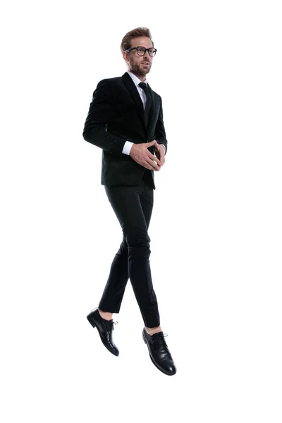 Élégant Jeune Homme Costume Noir Portant Des Lunettes Joignant Les — Photo