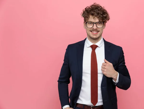 Atractivo Joven Hombre Negocios Con Gafas Tomados Mano Los Bolsillos —  Fotos de Stock