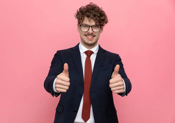 Szczęśliwy Młody Biznesmen Granatowym Garniturze Nosi Okulary Robi Kciuki Góry — Zdjęcie stockowe