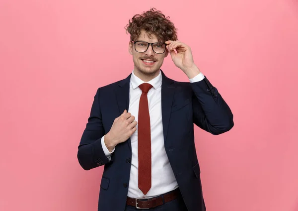 Sonriente Joven Hombre Negocios Elegante Traje Azul Marino Fijación Gafas —  Fotos de Stock
