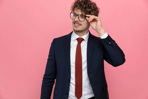 Sexy Junger Geschäftsmann Marineblauen Anzug Mit Brille Zur Seite Blickend — Stockfoto