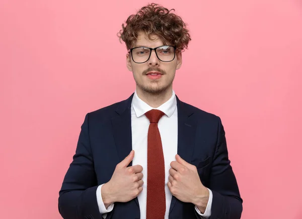 Sexy Młody Biznesmen Noszenie Okulary Mocowanie Granatowy Garnitur Stojąc Różowym — Zdjęcie stockowe