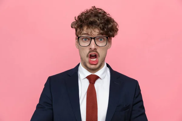 Upset Young Businessman Navy Blue Suit Wearing Glasses Opening Mouth — Stock Photo, Image