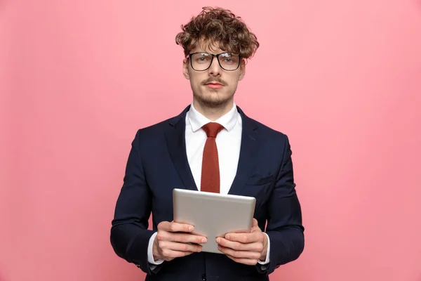 Eleganter Junger Modemann Marineblauen Anzug Mit Brille Und Lasche Stehend — Stockfoto