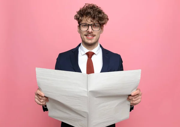 Feliz Joven Hombre Negocios Traje Azul Marino Con Gafas Leyendo — Foto de Stock