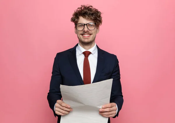 Gelukkige Jonge Zakenman Marine Blauw Pak Het Dragen Van Een — Stockfoto