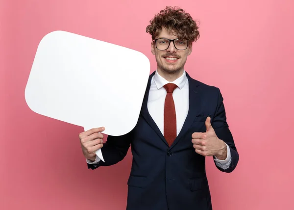 Joven Feliz Traje Con Gafas Sosteniendo Burbuja Del Habla Haciendo — Foto de Stock