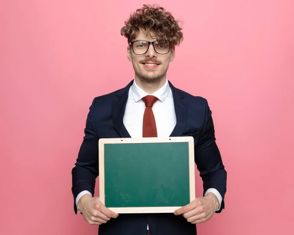 Jovem Empresário Feliz Terno Azul Marinho Apresentando Quadro Negro Sorrindo — Fotografia de Stock