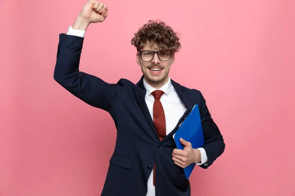 Podekscytowany Młody Biznesmen Granatowym Garniturze Noszący Okulary Trzymający Schowek Trzymający — Zdjęcie stockowe